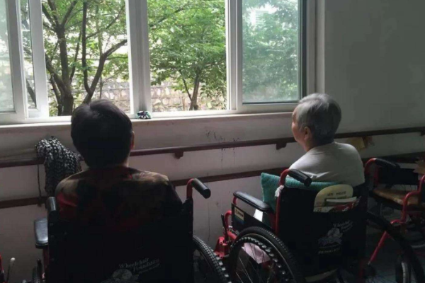 河北一养老院老人抓着大门喊“救命”，此举的背后是否另有隐情？