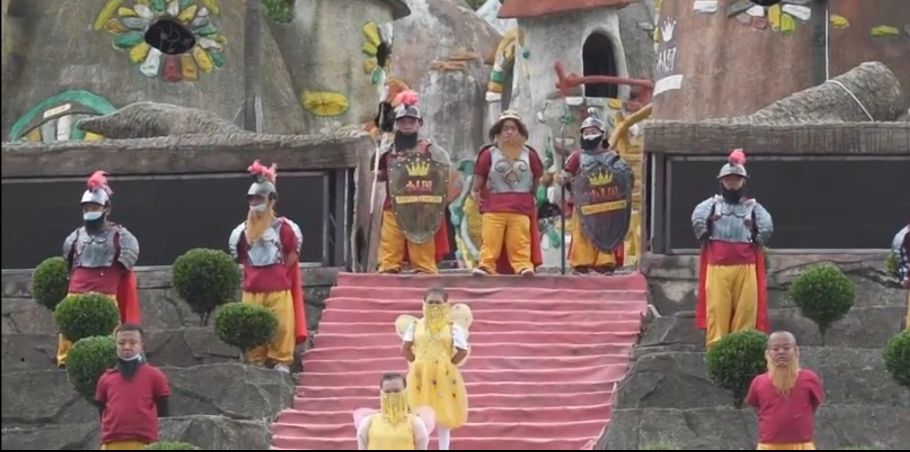 63个袖珍人在景区表演谋生,为什么会有袖珍人的存在?