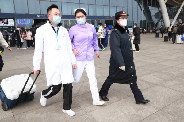 郑州超市人山人海，官方称不用抢购，市民该如何理智囤物？