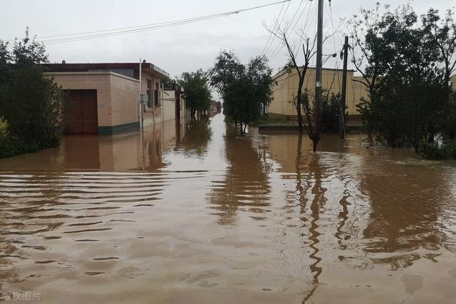 山西暴雨90小时，村庄洪水倒灌，村名该如何自救？