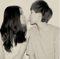 男孩向女孩吐烟圈的一个情侣头像