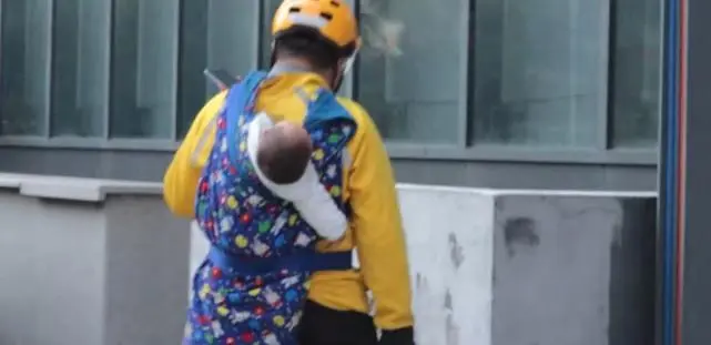 父亲带娃送外卖，孩子赤脚在外卖箱里熟睡，他的生活为何如此艰苦？