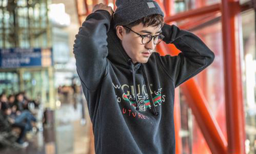 你是如何看待杨玏机场被送鱼这件事的?