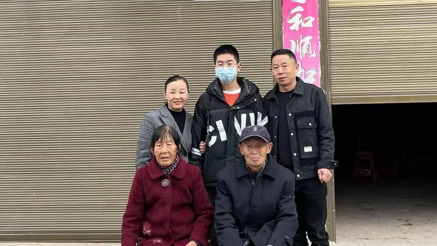 孙海洋一家三口同桌吃饭，爸爸悠闲地喝着小酒，场面有多温馨？