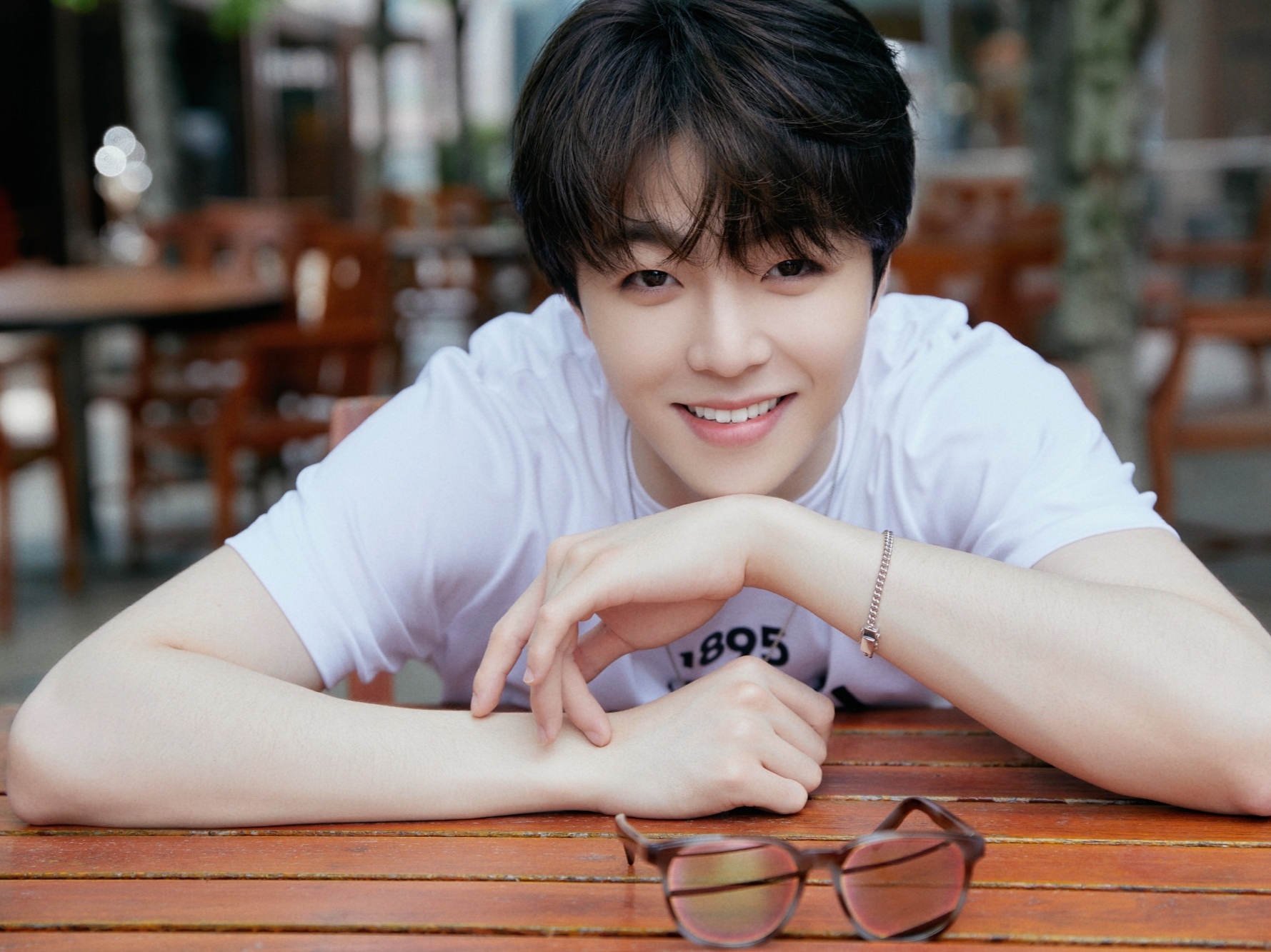 陈立农坐轮椅现身机场,他的身体到底出现了什么问题?