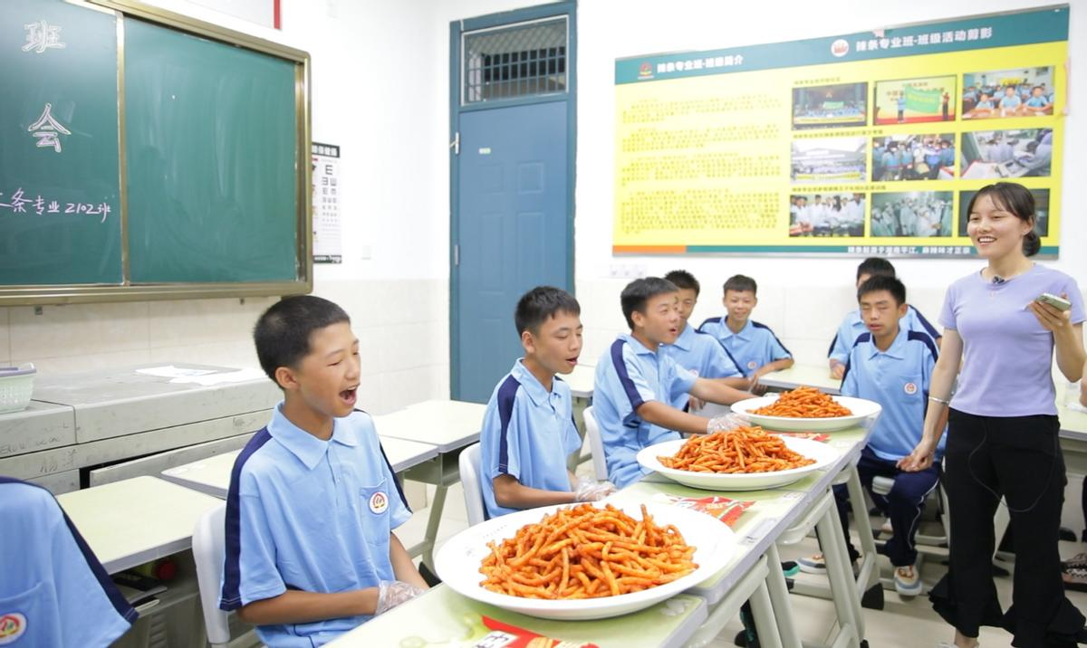 湖南辣条专业班采用吃辣条的方式竞选班干部，最后究竟谁被选上了？