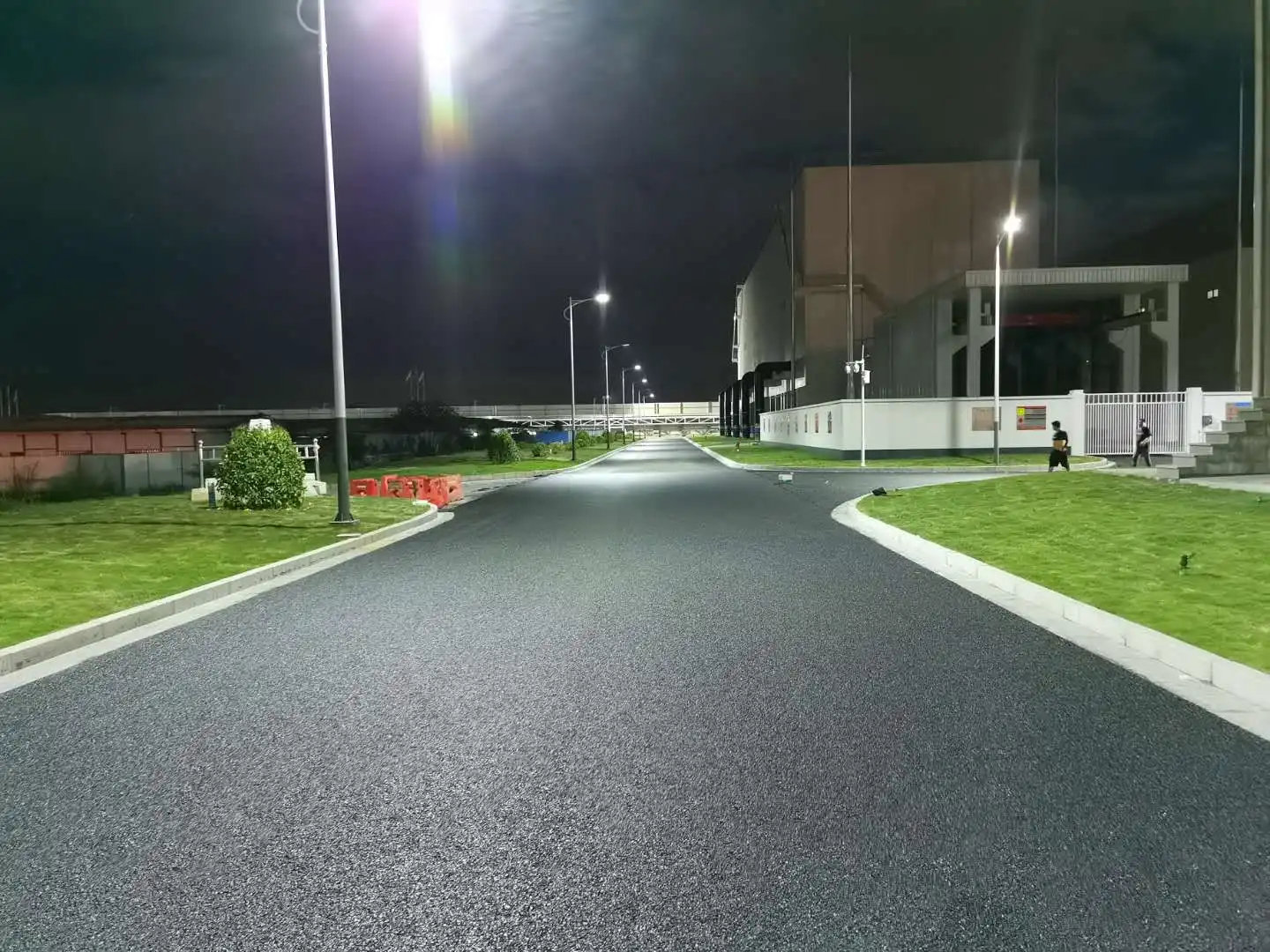 据报道：西班牙多地拆除沥青“回归自然”！为何却被专家批判无知？