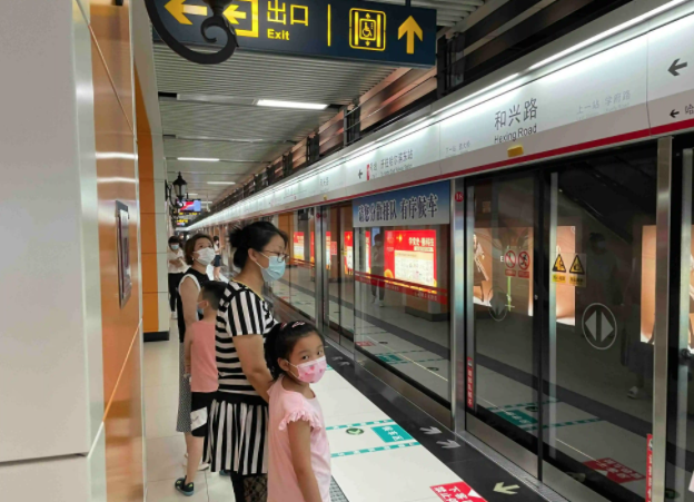 网传重庆地铁列车行驶中打开车门,地铁方面是如何回应的呢?