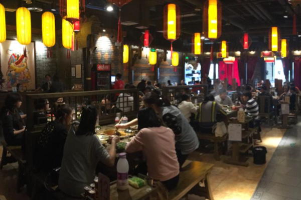 小龙坎被曝用扫帚捣制冰机,火锅行业存在哪些乱象?