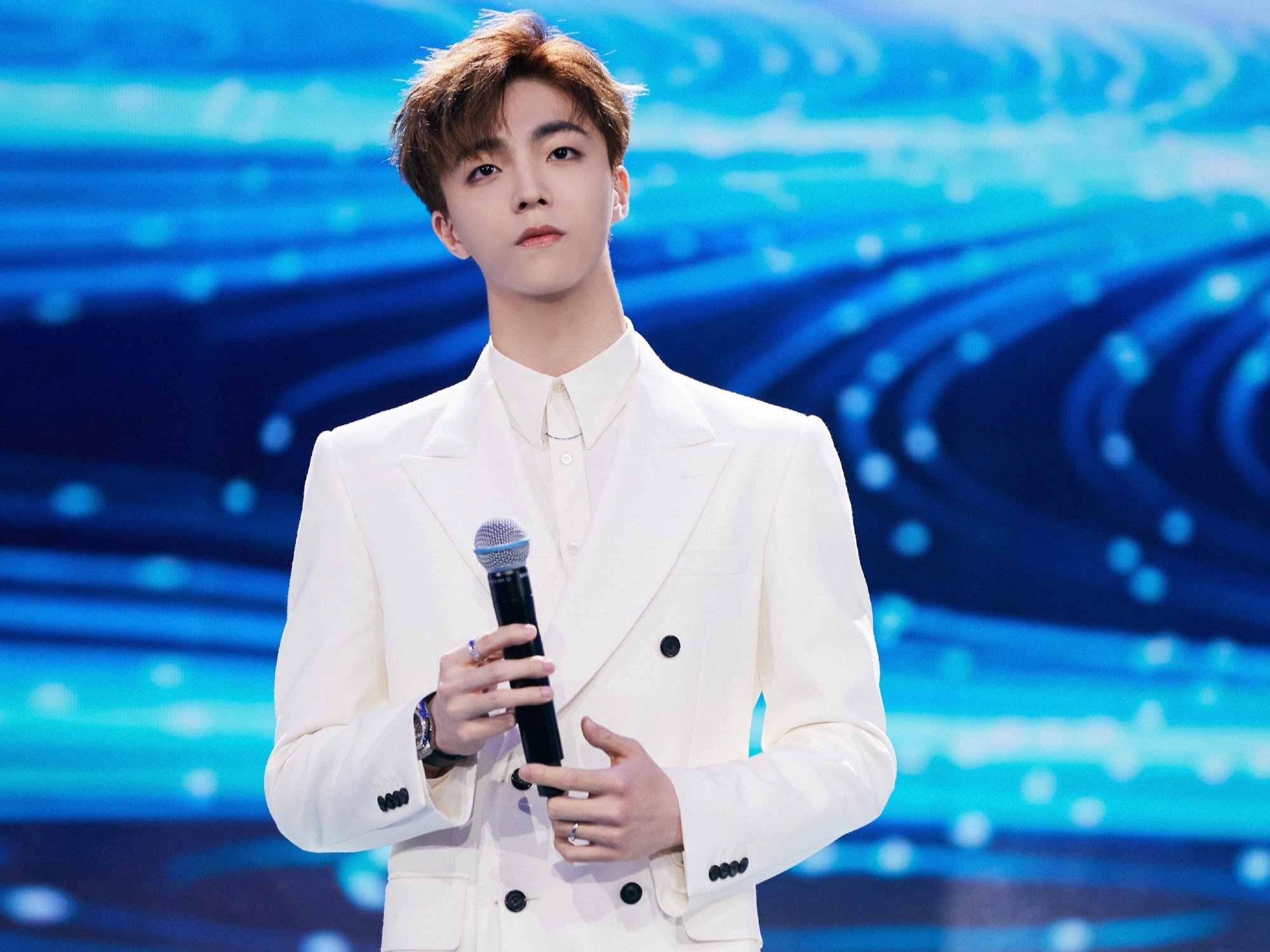 陈立农坐轮椅现身机场,他的身体到底出现了什么问题?