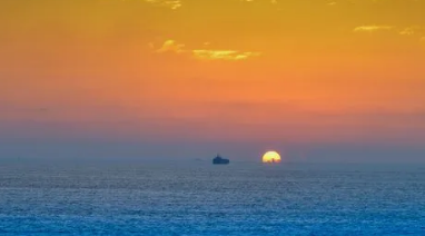 凌晨六点,太阳升起海平线下一句是什么？