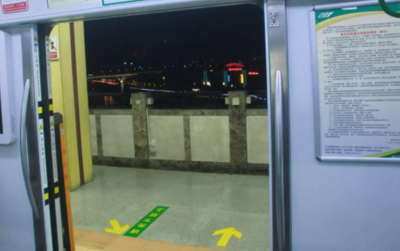 网传重庆地铁列车行驶中打开车门，地铁方面是如何回应的呢？