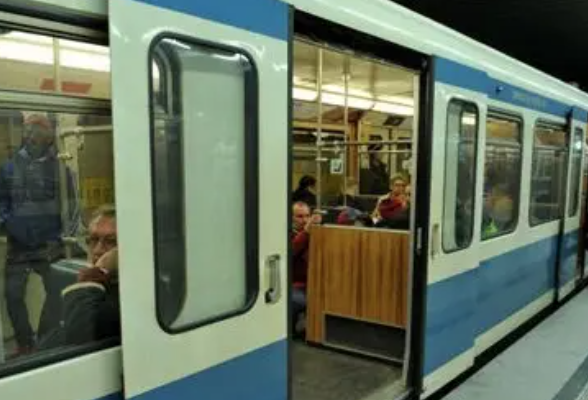 网传重庆地铁列车行驶中打开车门,地铁方面是如何回应的呢?