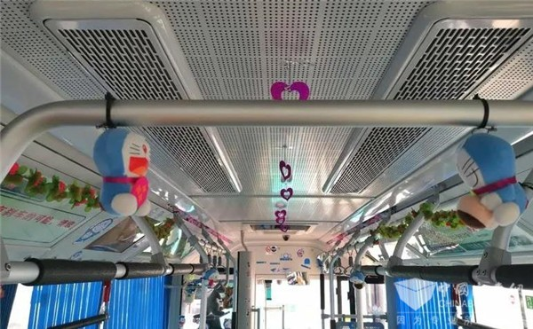 公交司机买500个哆啦A梦装扮车厢,是为了装饰好看吗?