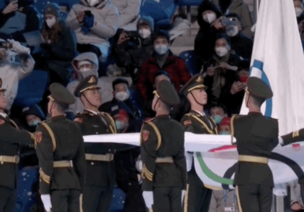 冬奥闭幕式旗手脸上挂着泪痕,你认为他当时的感受是怎样的?