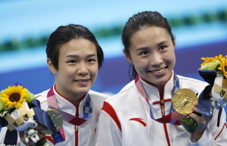 施廷懋哭了！夺冠后王涵送上爱的抱抱，比赛结束后和郭晶晶陈若琳合照了吗？