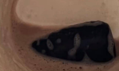 星巴克又双叒叕上热搜，消费者喝出咖啡机零件，食品安全为何屡出问题？