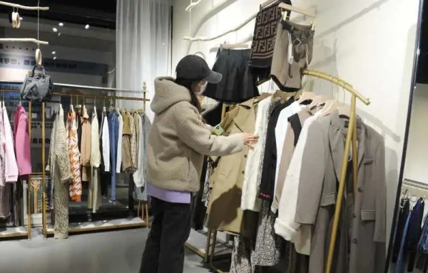 长春现“共享衣橱”以租代买，为何深受年轻人青睐？