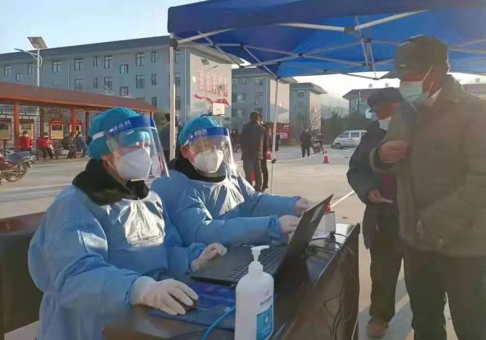 西安小伙元旦出门买馒头,惨遭防疫人员殴打,防疫人员为何这么做?