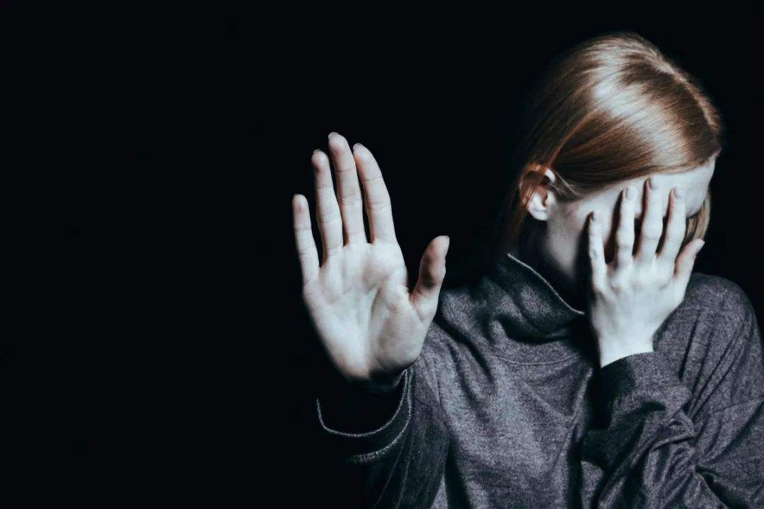 河南女子嗜睡20余天醒后智商如低幼，造成此现象的原因是什么？