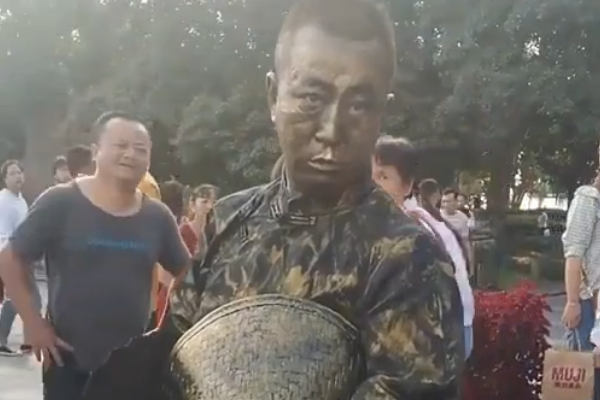 假扮铜人把执勤女警吓出表情包，究竟是怎么回事？