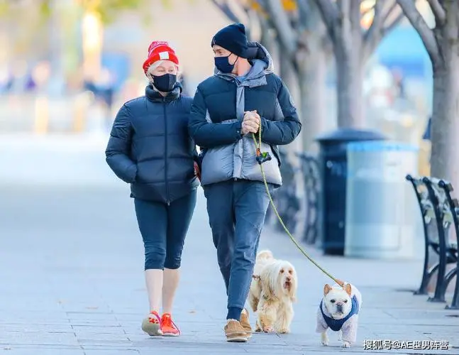 外国夫妻在上海出门遛狗，阿姨硬核劝说，她具体是怎么劝说的？