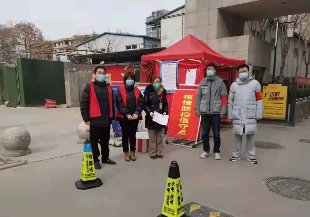 西安小伙元旦出门买馒头,惨遭防疫人员殴打,防疫人员为何这么做?