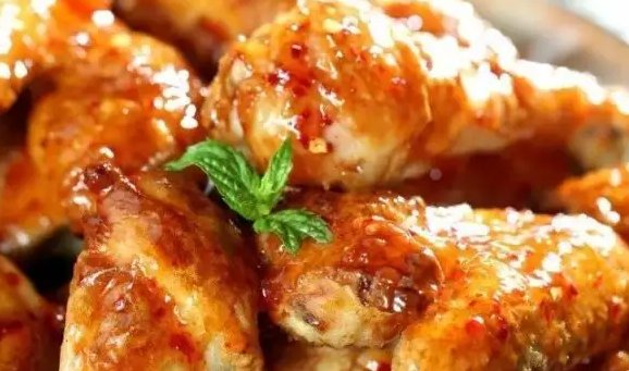 江苏一女子称吃炸鸡发现包装盒有血渍，这样的炸鸡究竟能不能吃？