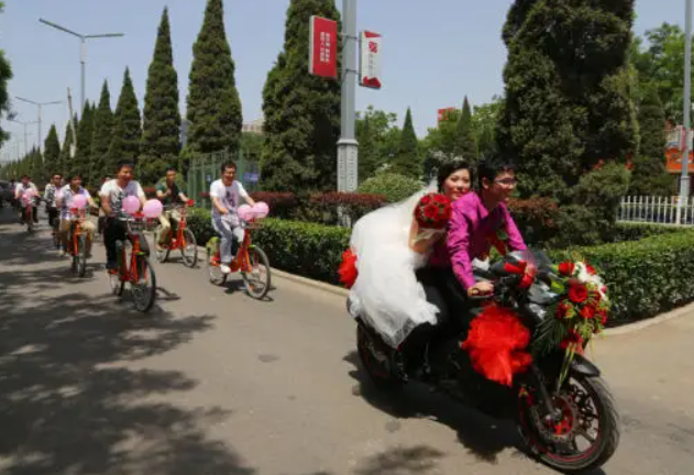 河南一新郎乘皮划艇接新娘，你对这一幕有何感触？