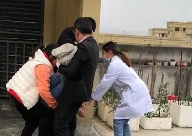 高空坠物？成都一女子轻生坠亡险砸行人，此女子的为何想不开？