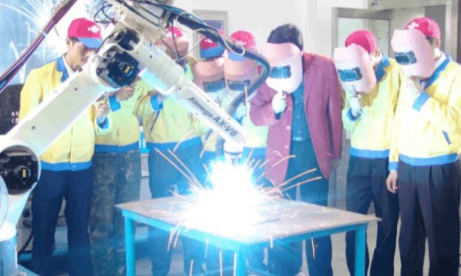 亲属称蓝翔校长前妻生活贫困，事情的真相是什么？