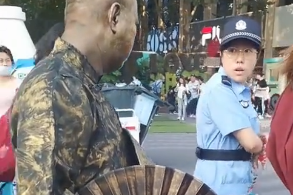 假扮铜人把执勤女警吓出表情包，究竟是怎么回事？