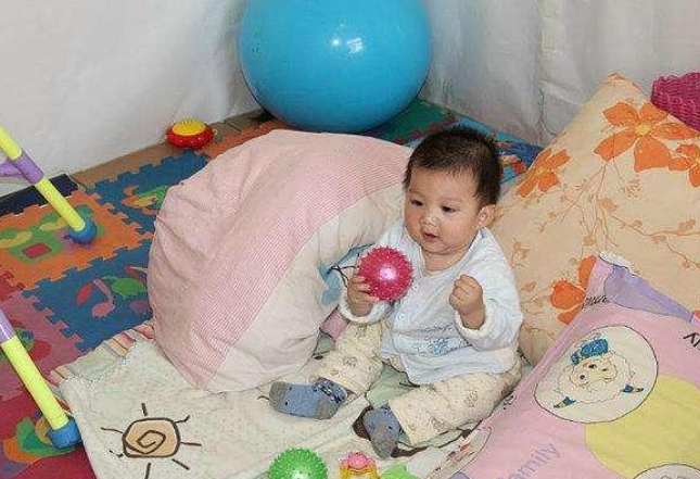 组词男生尿裤子图片