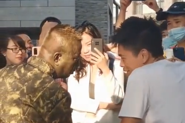 假扮铜人把执勤女警吓出表情包，究竟是怎么回事？