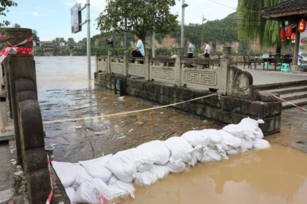 洪峰过境后，四川一古城街道被淹，给该街道的商户造成了什么影响？