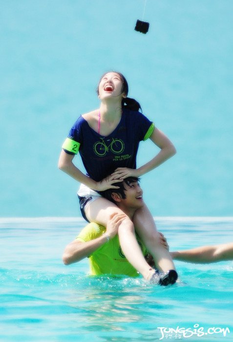 郑秀晶骑在崔珉豪的脖子上在水里的是哪个节目