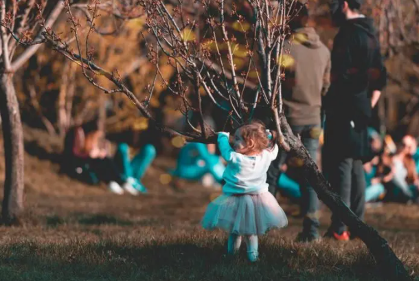 组词男生尿裤子图片
