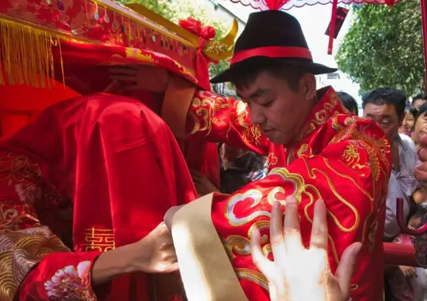 河南一新郎乘皮划艇接新娘，你对这一幕有何感触？