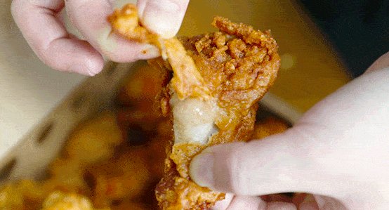 江苏一女子称吃炸鸡发现包装盒有血渍，这样的炸鸡究竟能不能吃？