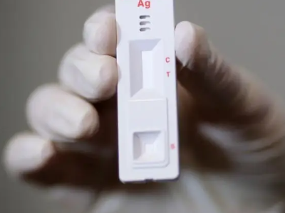 阴性女子去剪发被理发师劝走！这位理发师为何会这么做？