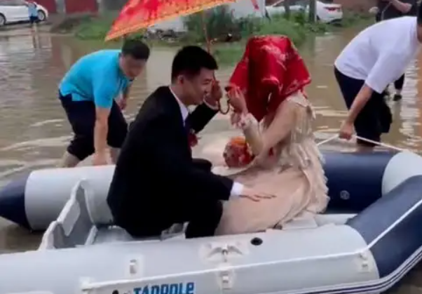 河南一新郎乘皮划艇接新娘，你对这一幕有何感触？