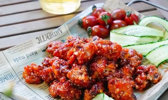 江苏一女子称吃炸鸡发现包装盒有血渍，这样的炸鸡究竟能不能吃？