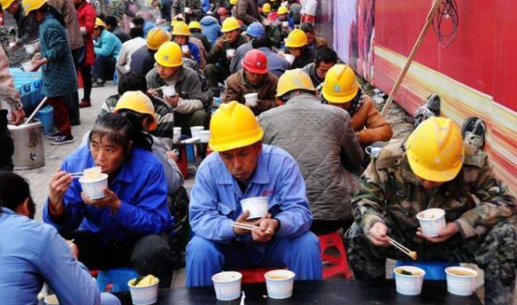99后务工者被困在上海工地，他每天过着怎样的日子？