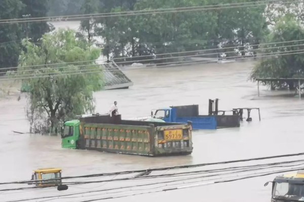 洪峰过境后，四川一古城街道被淹，给该街道的商户造成了什么影响？