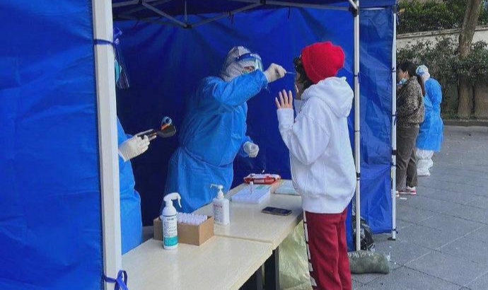 成都突降暴雨，市民深夜冒雨核酸检测，市民们的配合对抗疫有何帮助？