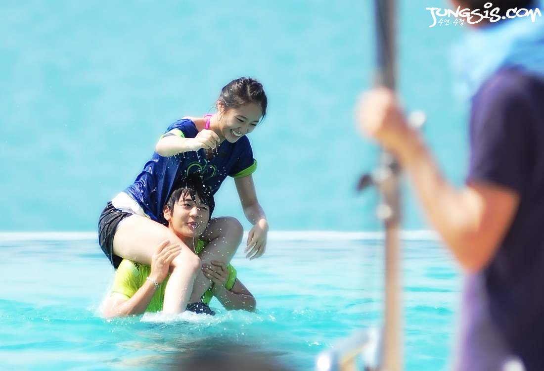 郑秀晶骑在崔珉豪的脖子上在水里的是哪个节目