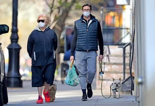 外国夫妻在上海出门遛狗,阿姨硬核劝说,她具体是怎么劝说的?