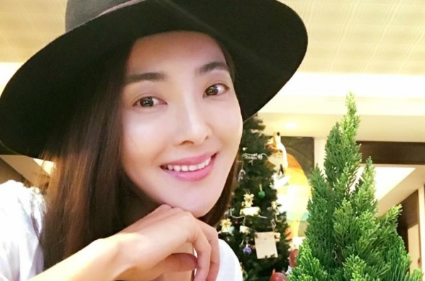 曹格女儿丑萌，网友扒出吴速玲旧照，对比后是否证实了整容的嫌疑？