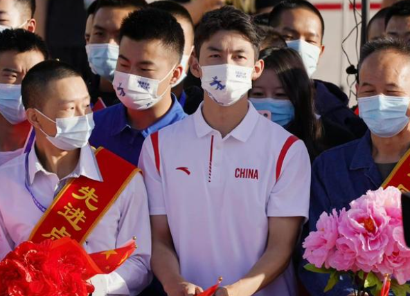 武大靖“现身”航天员出征仪式，这是什么梦幻联动？