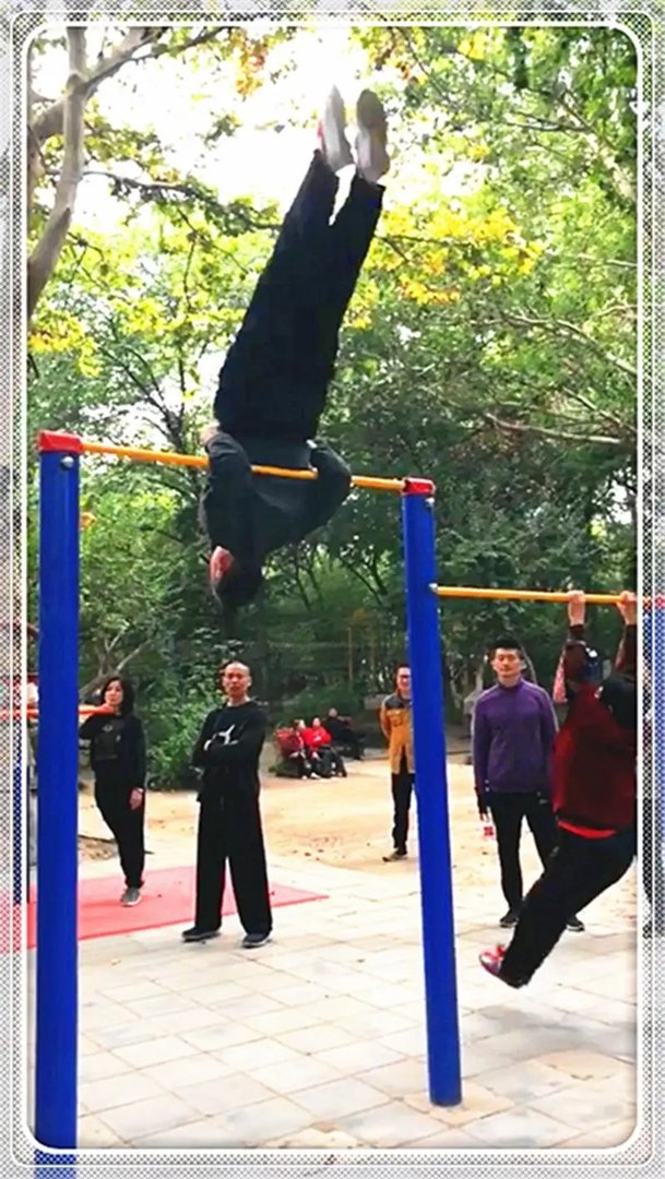 大妈单杠高速转圈惊到众人：这身手太灵活，为何乘坐公交时大妈们就娇弱了？